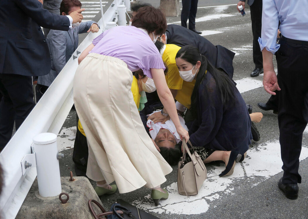 安倍晋三中枪倒地