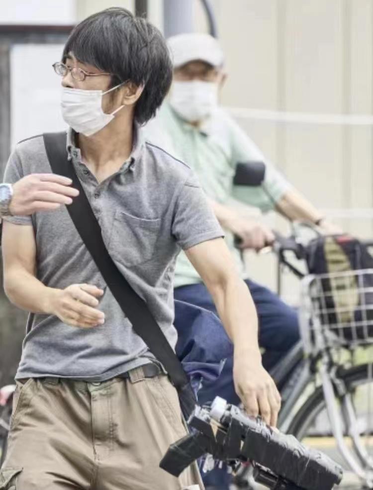 彻野枪击后没有逃跑，此处可以看到其武器